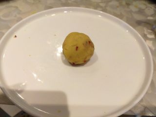 12、绿豆糕,把皮绿豆泥和豆沙包裹好，然后滚圆。