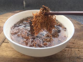 2、树花菜肉丸子,树花菜提前放水里泡2个小时，清洗干净备用。