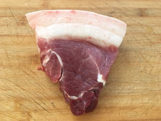 3、树花菜肉丸子,准备猪肉500克，肥瘦都有的。