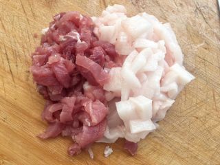 4、树花菜肉丸子,猪肉去皮切成小块，做肉丸子我一般都会选择用肥瘦各一半的猪肉，做好的肉丸口感不会太柴。