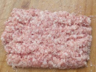 5、树花菜肉丸子,猪肉用刀剁成肉糜。剁肉我一般都用最原始方法手工剁肉，虽然手工剁肉过程很痛苦，我还是愿意这么做，机器绞肉没有手工的有口感。（当然，想偷懒也可以用机器哈！）