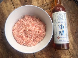 6、树花菜肉丸子,上等纯植物酿造陈醋1勺，做肉丸添加醋可以去腥，增加肉丸鲜香。