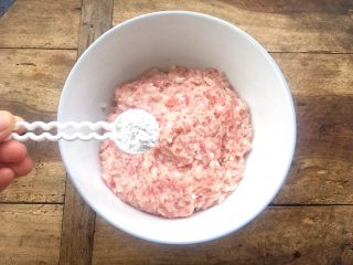 7、树花菜肉丸子,添加红薯粉1勺，可以增加肉糜嫩滑口感。