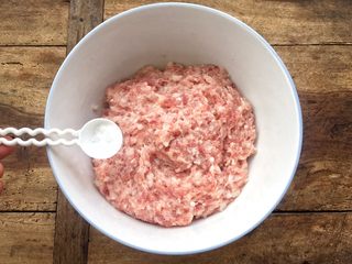 8、树花菜肉丸子,添加盐1勺。