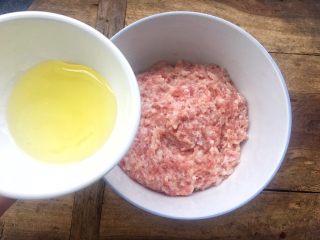 9、树花菜肉丸子,蛋液倒入肉糜中（可以添加一个鸡蛋，我用的是蛋清，做糕点剩下来的）