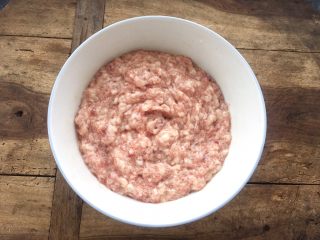 12、树花菜肉丸子,以上所有调料放入碗中后，用勺子向同一方向搅拌上劲，腌制10分钟。