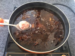 15、树花菜肉丸子,不管有什么方法，把腌制好的肉糜捏成小丸子，逐个放入锅中。