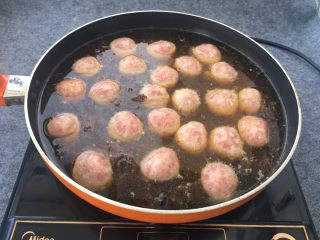 16、树花菜肉丸子,肉丸捏放入锅后，调小火，慢慢把肉丸煮熟。