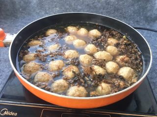17、树花菜肉丸子,煮熟的肉丸撇去浮泡。