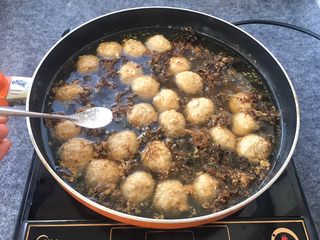 18、树花菜肉丸子,添加少许味精即可关火！