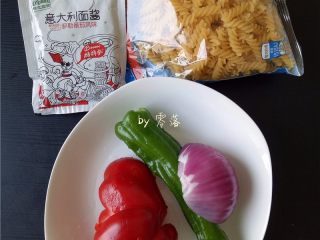 1、双椒螺旋面,备好食材：意大利螺旋面，意大利面酱，甜椒，青椒，洋葱； 甜椒、青椒去蒂去籽，洗净；洋葱洗净；