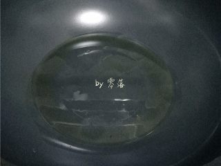 5、双椒螺旋面,炒锅里倒入适量植物油；