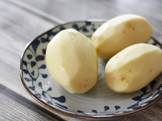 2、コロッケ日式可乐饼,土豆洗净去皮,然后切块放入蒸屉蒸20分钟左右,叉子插一下可以轻易松散为准