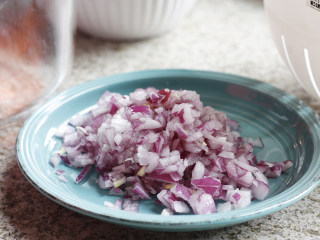 3、コロッケ日式可乐饼,半个洋葱与2片培根切成小一点的碎片,放置一旁备用