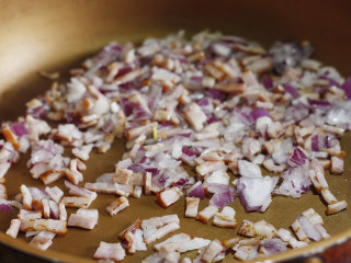 6、コロッケ日式可乐饼,土豆泥降温的同时将培根碎煎炒出油,然后倒入洋葱碎爆炒出香即可,熄火前撒入适量胡椒粉与食盐