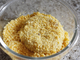 11、コロッケ日式可乐饼,最后再裹上满满地面包糠,放置一旁等待煎炸