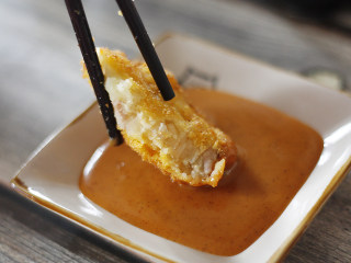 13、コロッケ日式可乐饼,炸好的可乐饼,5分钟内食用风味最佳,不用蘸料也非常美好了!当然也可以沾取沙拉酱、番茄酱或各类蘸酱食用~