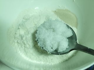 1、田园披萨,面粉和酵母放入盆中，加入白糖。