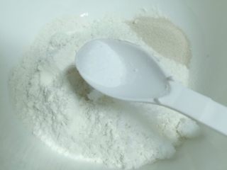 2、田园披萨,加入食盐。