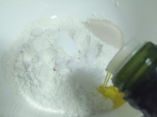 3、田园披萨,加入橄榄油。