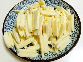 6、田园披萨,准备奶酪。