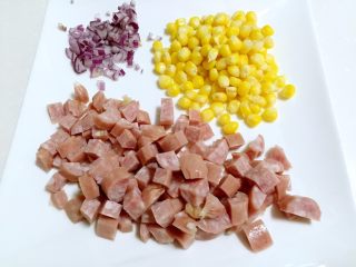 8、田园披萨,早餐肠切丁，紫洋葱切碎。