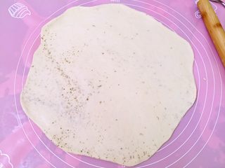 13、田园披萨,擀成薄厚均匀的面皮。