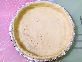 14、田园披萨,放入披萨盘里。