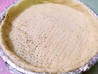 15、田园披萨,烤箱180度预热5分钟，用叉子扎一些孔，放入烤箱中180度烤7分钟。