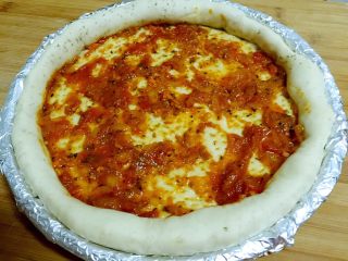 16、田园披萨,取出抹一层披萨酱。