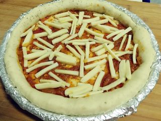 17、田园披萨,撒薄薄的一层奶酪。