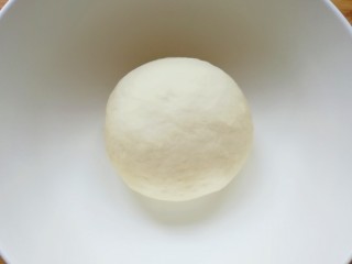 3、紫薯披萨,揉成光滑的面团，盖上保鲜膜发酵至两倍大。