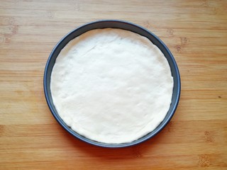 7、紫薯披萨,擀成和模具一般大小面饼，放进披萨盘里。