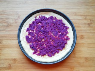 11、紫薯披萨,铺上一层紫薯泥。