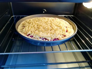 13、紫薯披萨,送入预热好的烤箱。