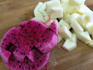 8、汤圆水果玉米羹,水火龙果和苹果切成大小匀称的小块备用～