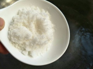 9、汤圆水果玉米羹,锅内放入适量清水煮沸，依次放入白糖