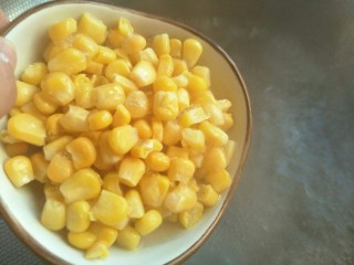 10、汤圆水果玉米羹,玉米粒煮沸