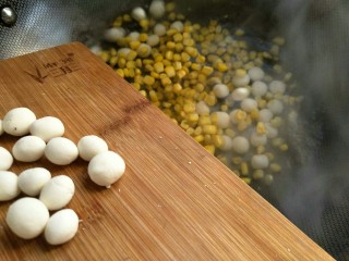 11、汤圆水果玉米羹,接着放入小汤圆～