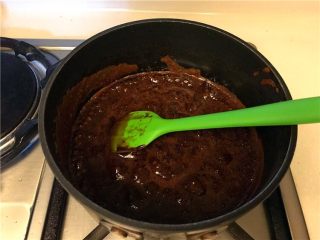 4、夏日邂逅《提拉米苏冰淇淋》【冷饮】,倒入咖啡液后，再次开小火，加热10-15秒，然后关火，放凉备用