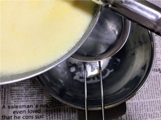 6、夏日邂逅《提拉米苏冰淇淋》【冷饮】,牛奶趁热倒入蛋液中，多次倒入，以免蛋液瞬间变成蛋花汤。搅拌均匀后，过筛倒入奶盆中。