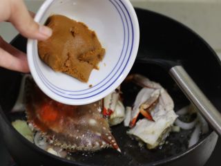 8、泰式咖喱年糕蟹,下咖喱块继续翻炒