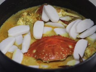 11、泰式咖喱年糕蟹,放入切片年糕翻炒，继续焖煮