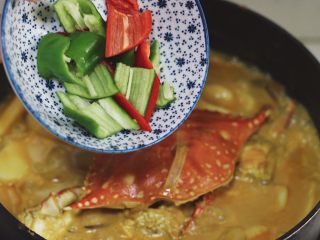 12、泰式咖喱年糕蟹,煮到年糕软糯后，下青红辣椒，稍微翻拌一下，出锅，撒葱花，泰式咖喱年糕蟹就做好啦