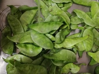 1、小炒豆角丝,猪耳朵豆角清水洗干净。