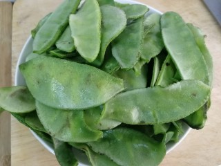 2、小炒豆角丝,摘去两边的筋。