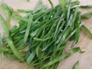 3、小炒豆角丝,斜切成丝。