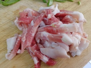 4、小炒豆角丝,二肥八瘦的肉切条。