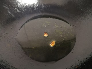 5、小炒豆角丝,热锅放入大料瓣，小火炸香。