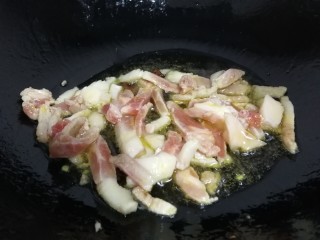 6、小炒豆角丝,放入肉条文火滑炒变色。